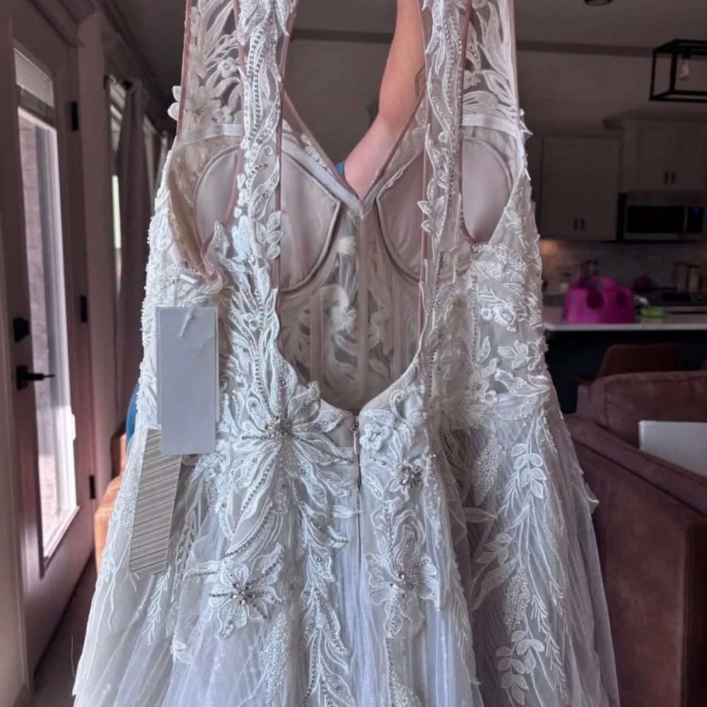 Exquisite Floral Lace Wedding Gown - Picture 3 of 8